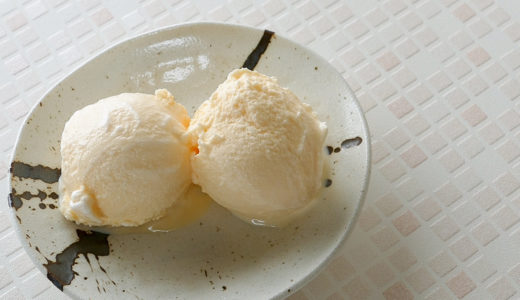 基本のあっさりバニラアイスクリームのレシピと作り方を紹介する記事のタイトル画像